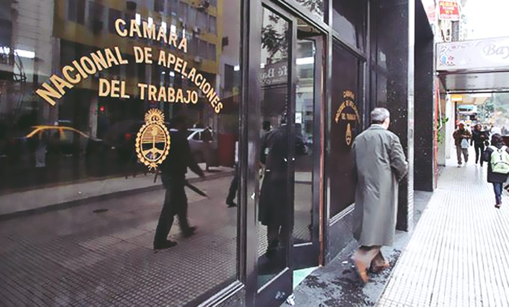 La Justicia Laboral le concedió a Milei el recurso presentado y la Corte Suprema deberá definir el futuro de la reforma laboral por DNU, pero quedará suspendida mientras tanto