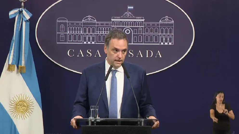 El Gobierno analiza descontarle el día a los trabajadores que adhieran al paro del 24