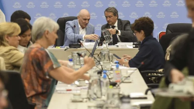 Ley ómnibus: convocan al plenario de comisiones para esta tarde para buscar el dictamen