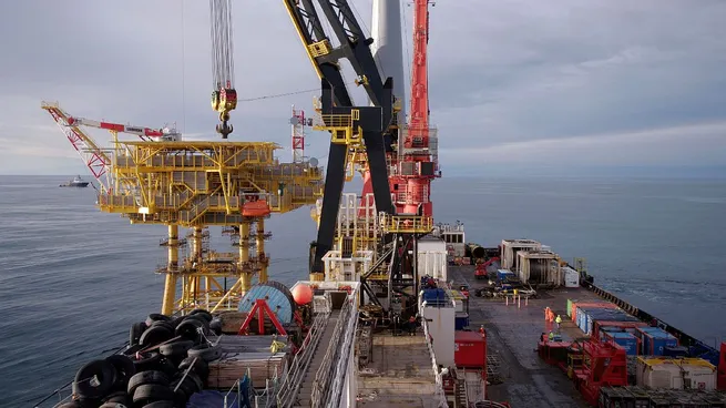 Offshore en Tierra del Fuego: instalaron la plataforma de 4.800 toneladas del Proyecto Fénix