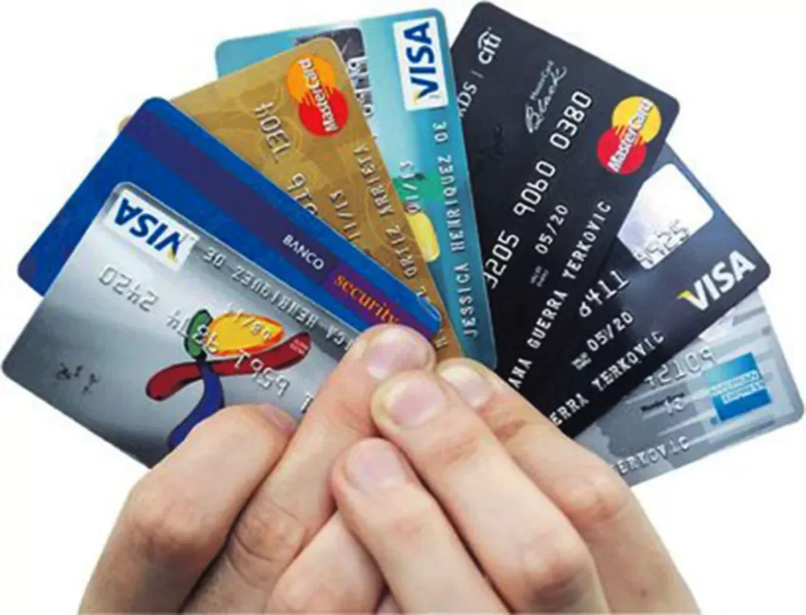 Tras el DNU de Milei, los bancos empezaron a informar cambios en las condiciones de las tarjetas de crédito