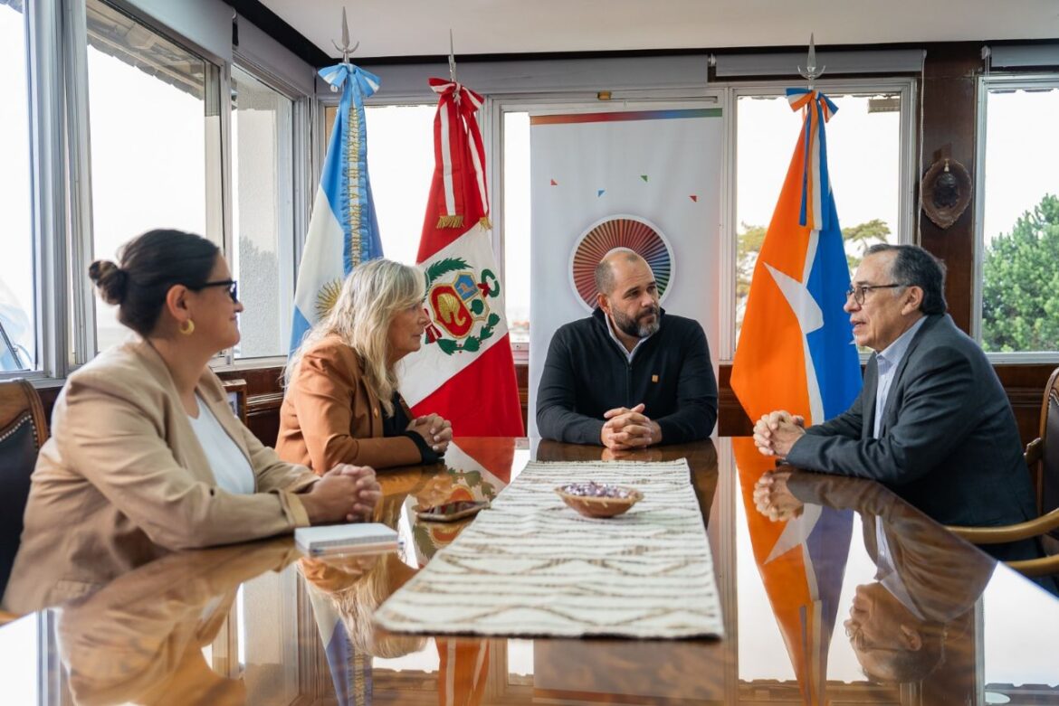 El embajador de Perú visitó la Provincia y se reunió con miembros del gabinete provincial