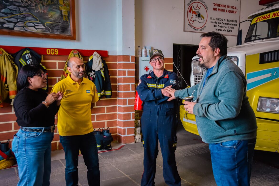 Nicolás Pelloli y Eugenia Duré recorrieron el cuartel de bomberos de zona norte