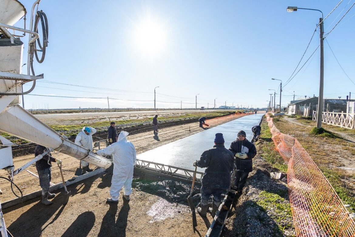 Con recursos propios, el Municipio concluyó la obra de pavimentación de avenida Echelaine en Río Grande