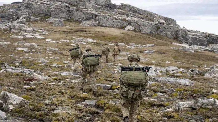 Ejercicios militares: Reino Unido despliega tropas y aviones caza en Malvinas