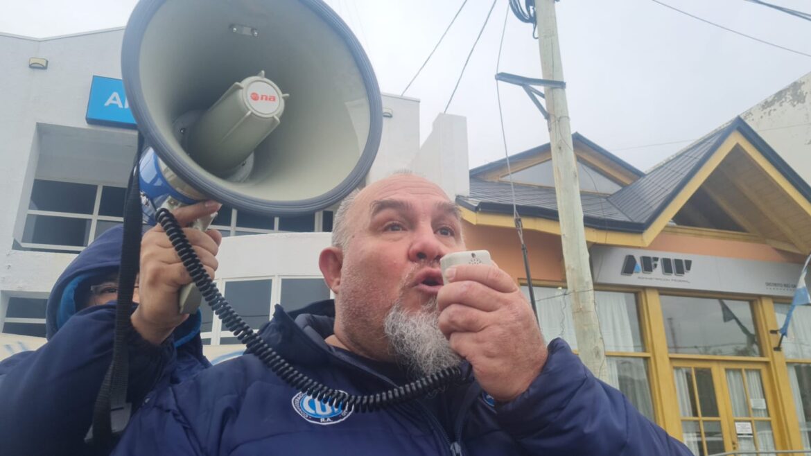 Sindicatos y trabajadores se manifestaron en la UDAI Río Grande.