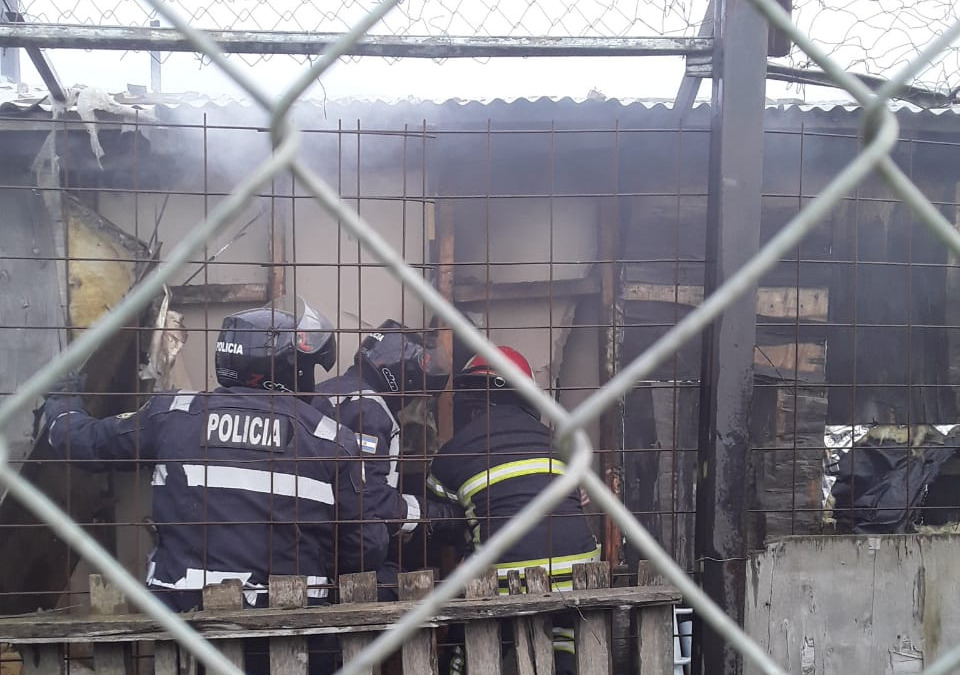 Una mujer y un menor de edad en terapia intensiva tras dantesco incendio en la Margen Sur.