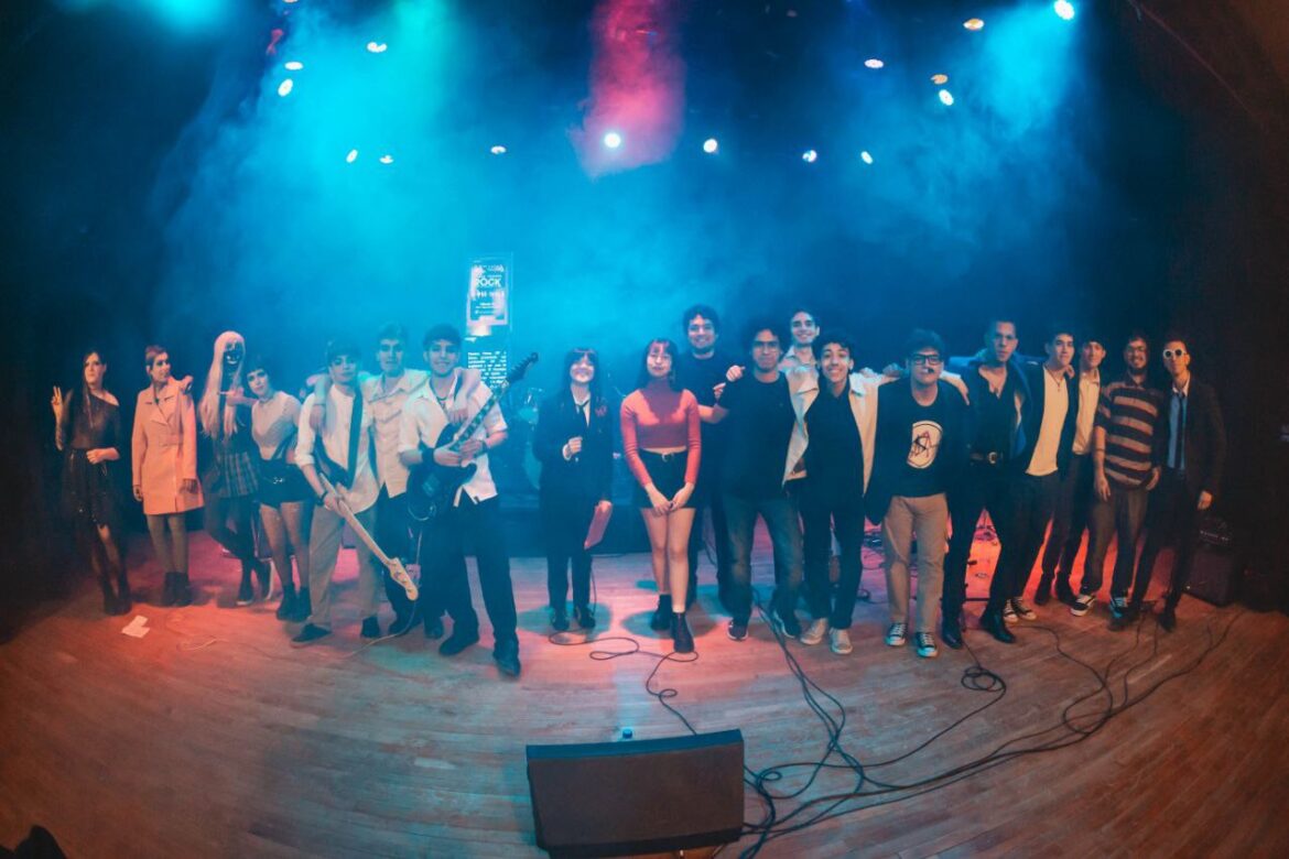 VECINOS Y VECINAS DISFRUTARON UNA NOCHE A PURA MÚSICA CON “VIENEN TOCANDO ROCK”