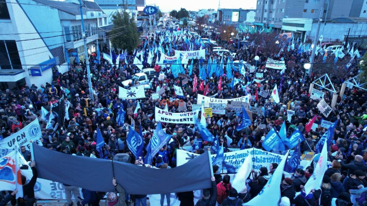 Multitudinaria marcha en Río Grande a favor de las universidades