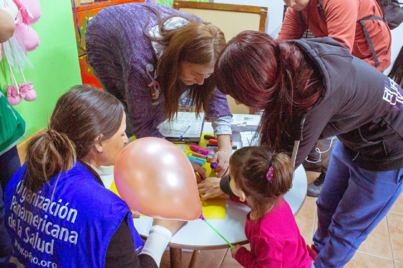 «La ministra di giglio y delegada de la OPS visitaron un vacunatorio en la semana de las américas»