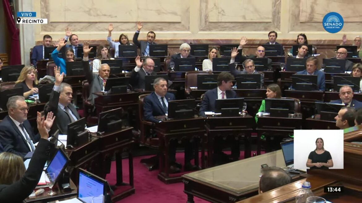 A mano alzada y sin debate, los senadores aprobaron un fuerte aumento de sus dietas