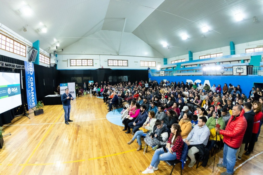 Perez entregó lotes con servicios para 100 familias en la urbanización del Centenario y en el barrio Bicentenario