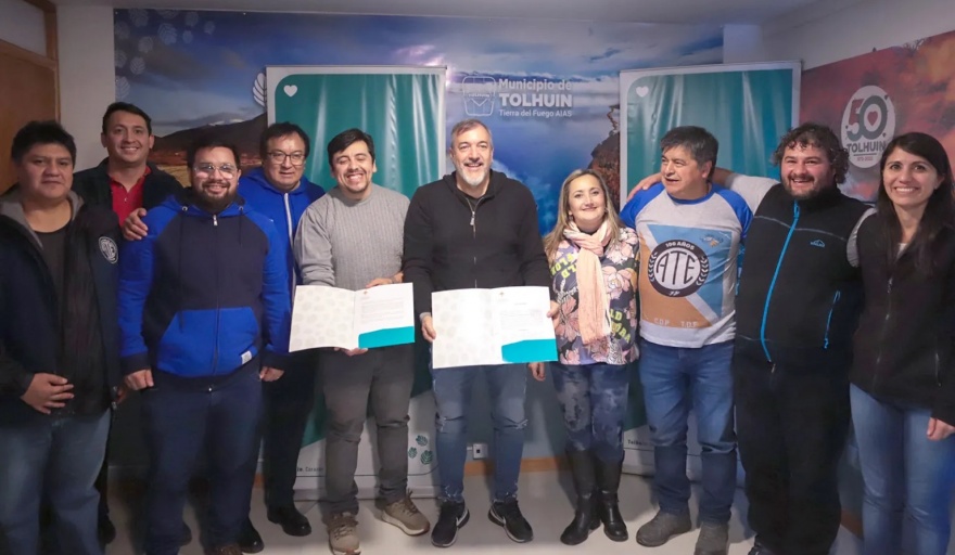 ATE y municipio de Tolhuin firman convenio para la entrega de tierras a sus afiliados