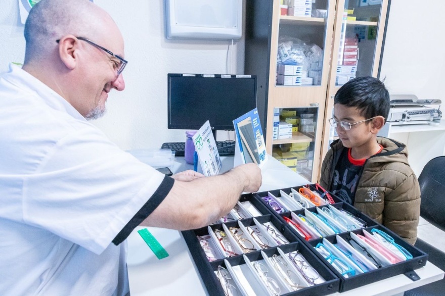 Amplían la edad de atención para niñas y niños que se sumen al programa de salud visual en Tolhuin