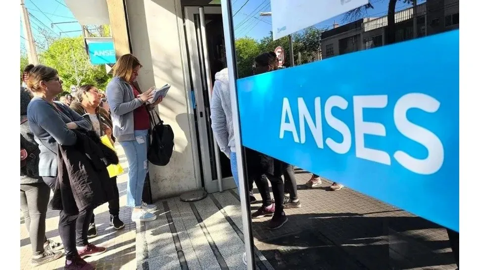A qué edad podrán jubilarse hombres y mujeres si se aprueba la Ley Bases