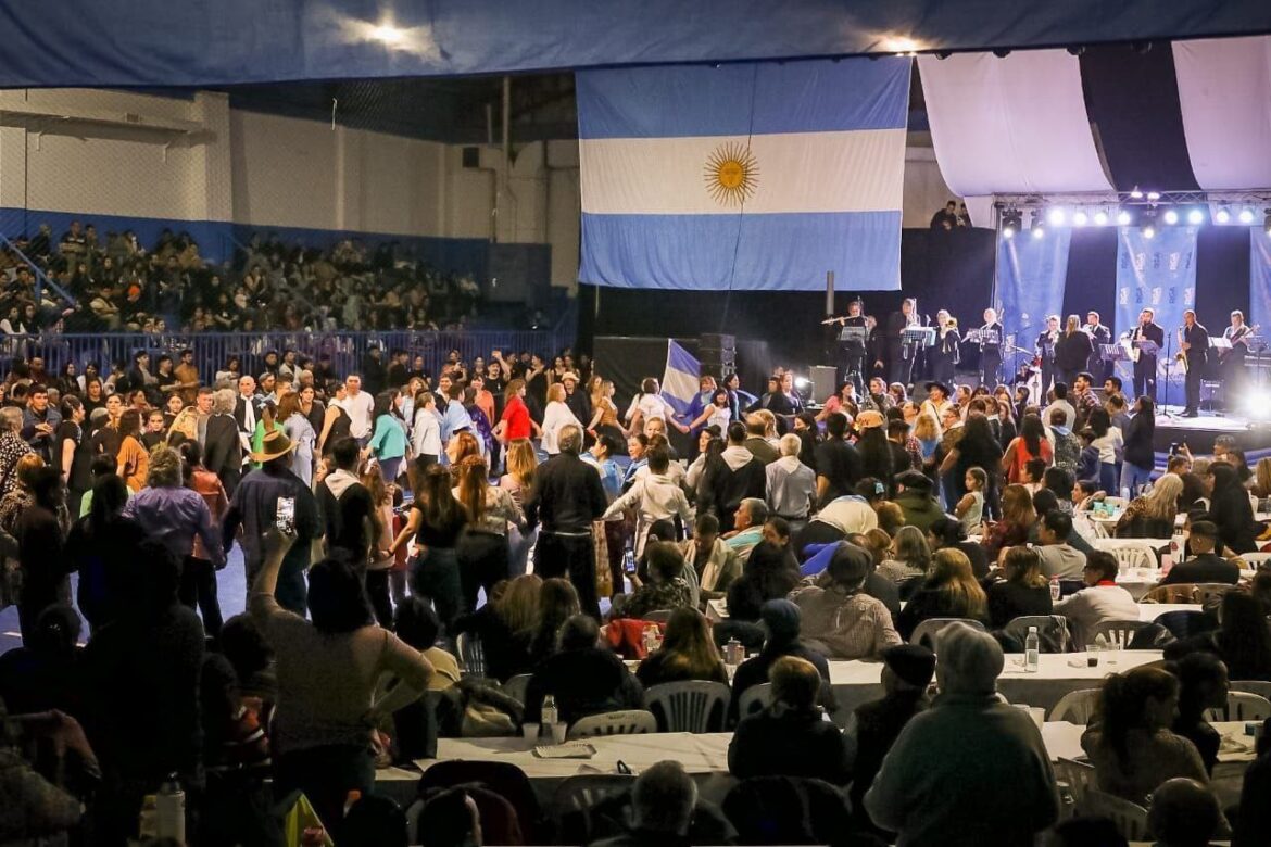Llega la gran peña folklórica “Esperando el 25”