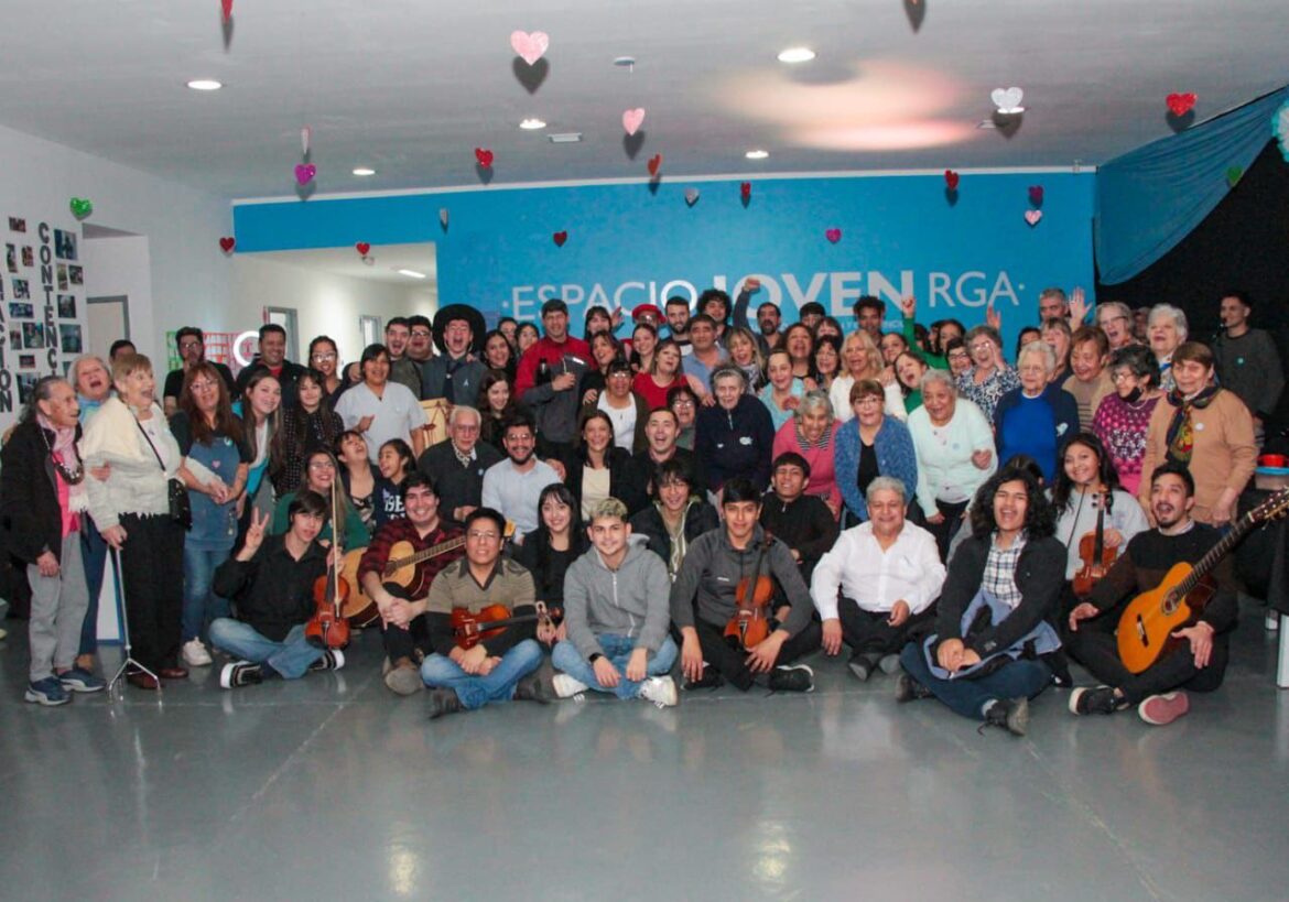 JUVENTUDES DE ESPACIO JOVEN AGASAJARON A LOS ADULTOS MAYORES CON UNA GRAN PEÑA