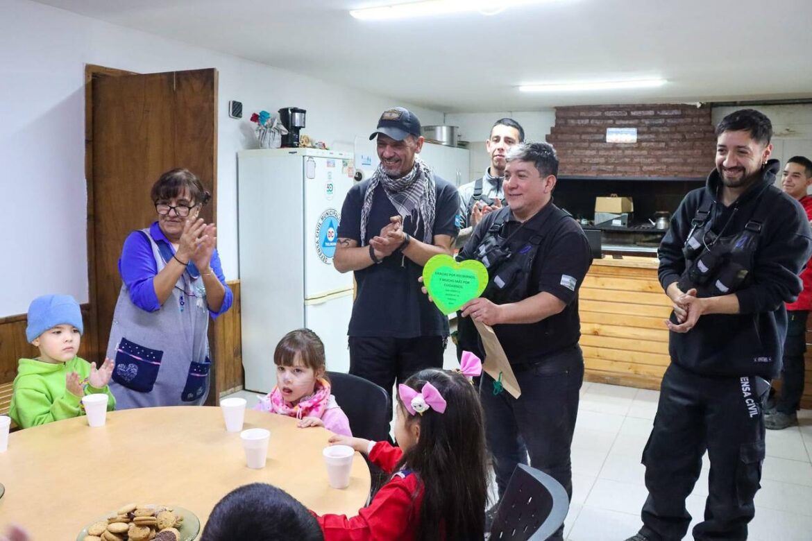 El equipo de defensa civil recibió a infantes del jardín Zhioshi