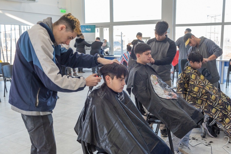 Se realizaron cortes de pelo gratuitos para niñas, niños y adolescentes en Río Grande