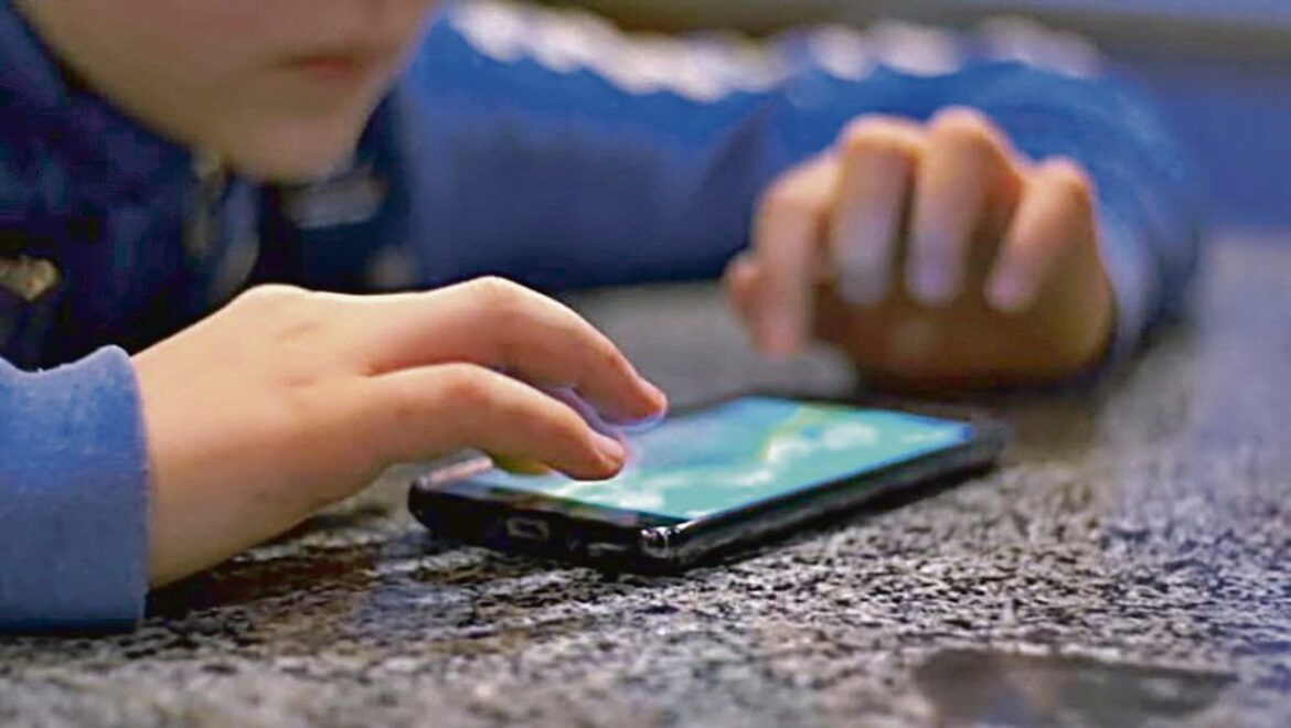 Los efectos del uso del celular en los niños, según pediatras