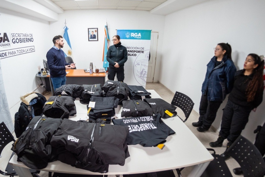 Inspectores municipales de transporte público y privado recibieron nueva indumentaria en Río Grande