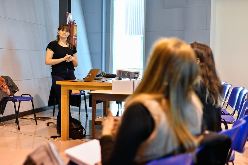 Se llevan adelante talleres de herramientas básicas para la comunicación con personas sordas