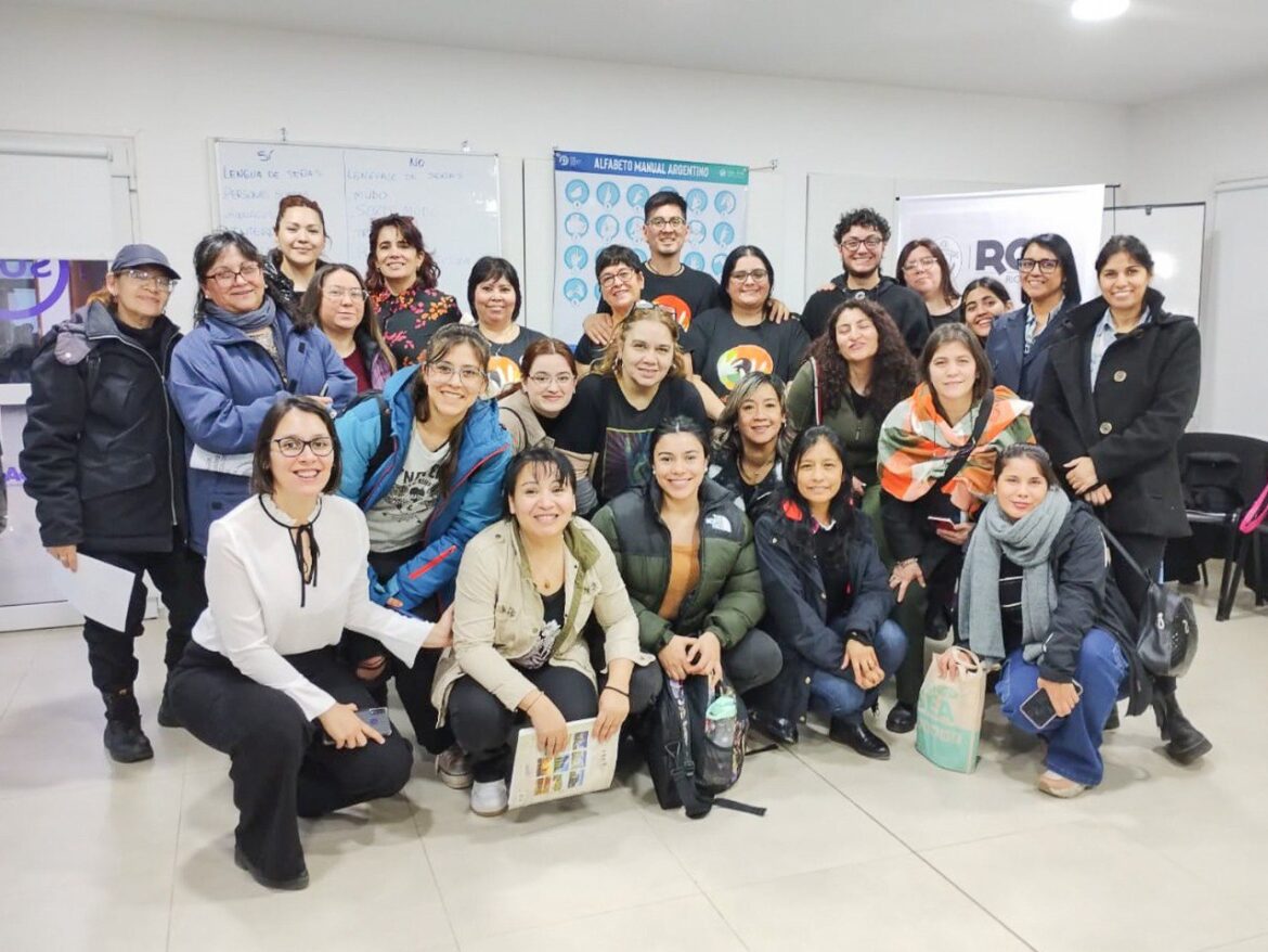 Con una gran convocatoria, inició el taller “inclusión a través de la lengua de señas Argentina”