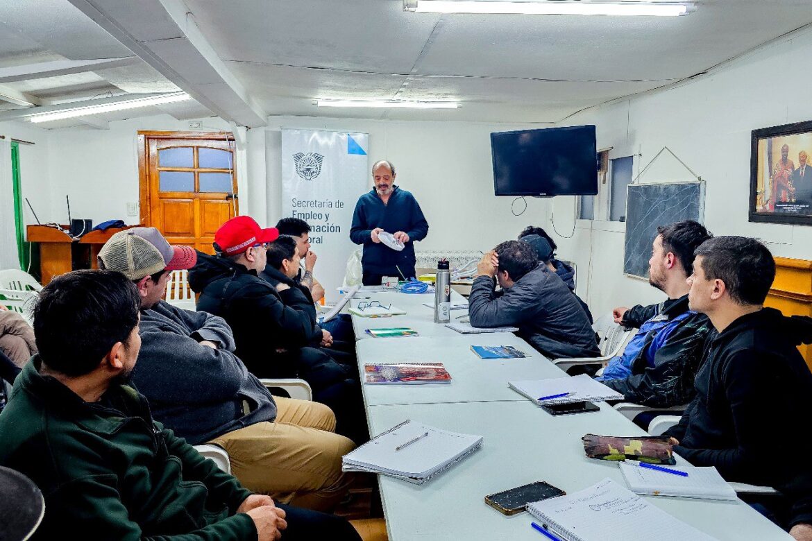 Crece la capacitación en oficios a través de los talleres que el gobierno brinda en diversos barrios de la provincia