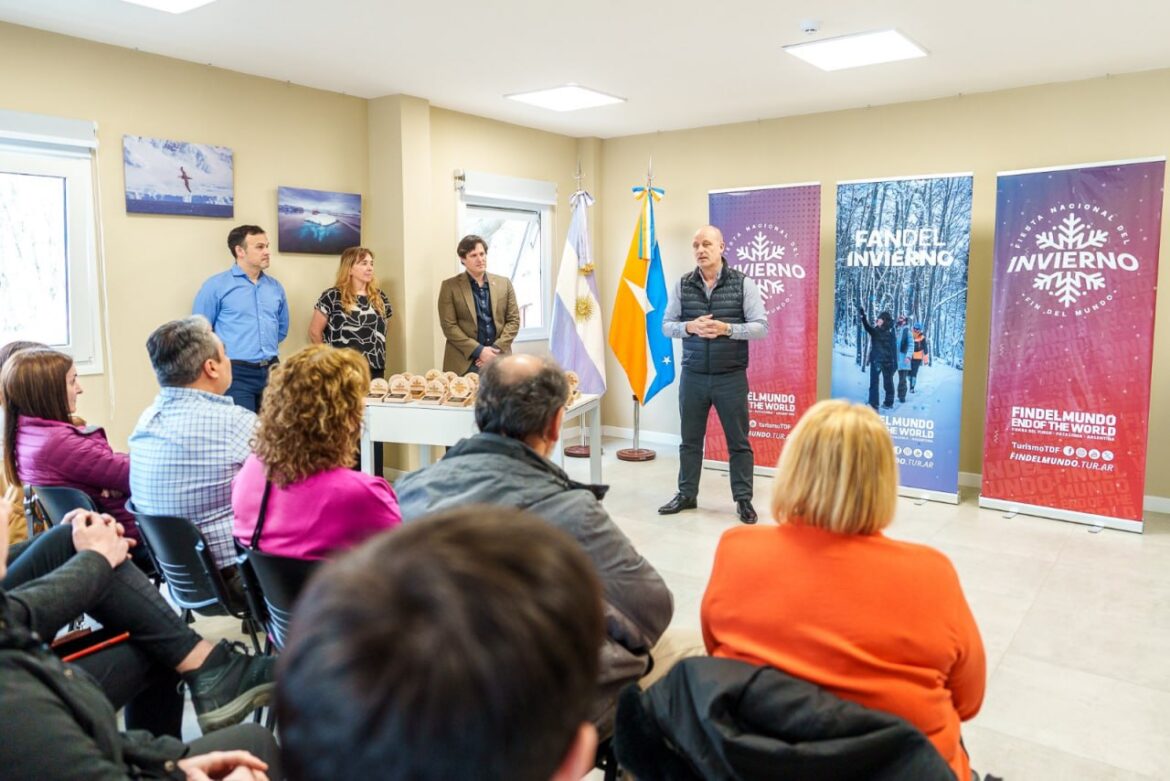 El gobierno de la Provincia entregó distinciones a empresas e instituciones que acompañaron la Fiesta Nacional del Invierno