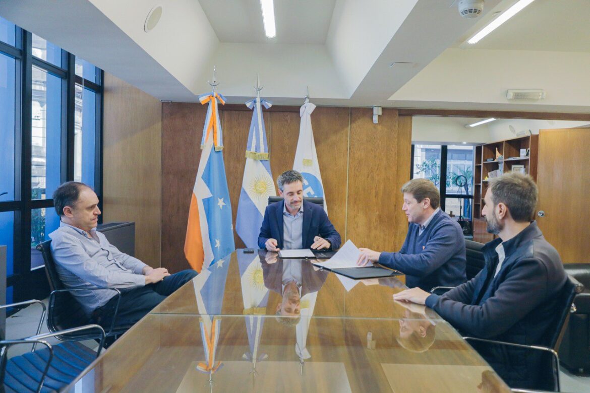 El gobernador Melella firmó un convenio con el CFI para estimular el desarrollo del turismo, la producción y las industrias culturales