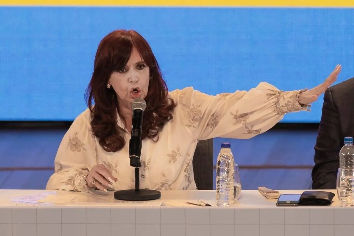 Cristina Kirchner Cuestiona a Gobernadores Peronistas por Apoyar el Veto al Financiamiento Universitario