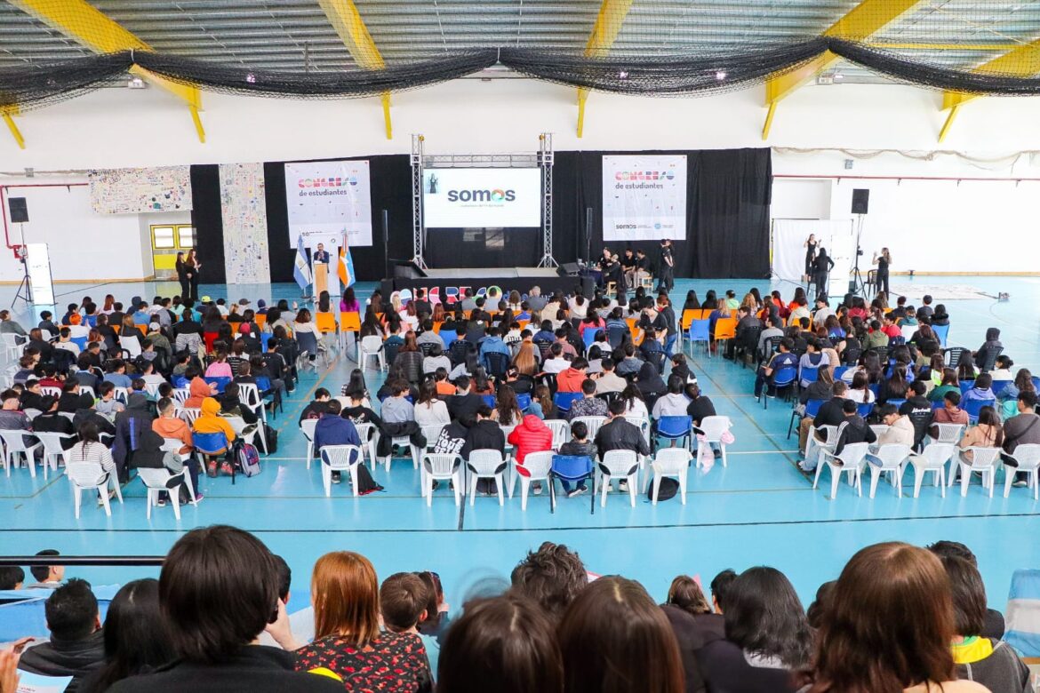 Jóvenes entregaron al Gobernador Melella las conclusiones del Congreso Provincial de Estudiantes