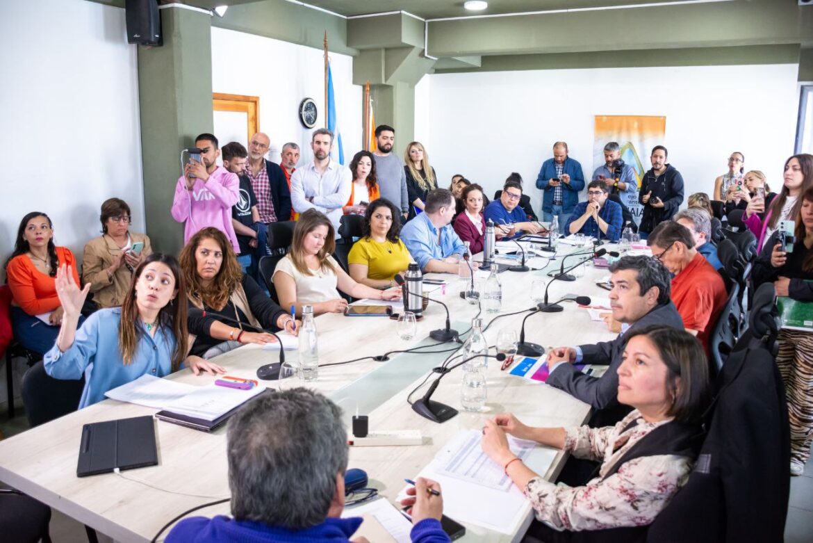 La secretaría de economía y finanzas y la jefatura de gabinete de la municipalidad de Ushuaia presentaron la proyección para el  2025