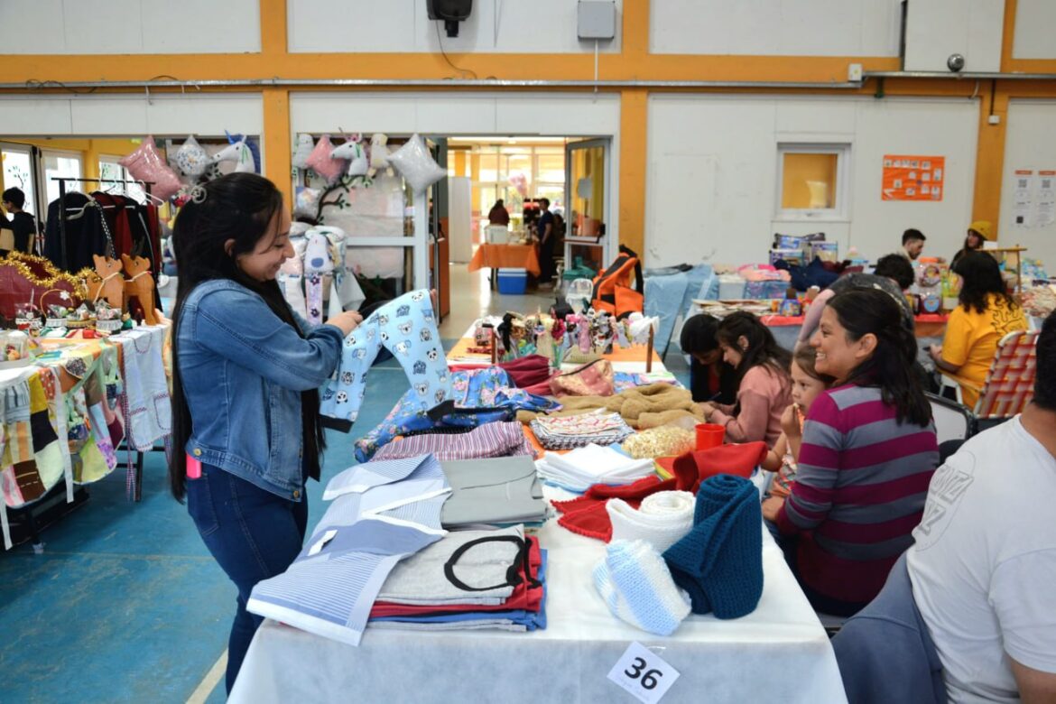 Numerosas familias visitaron la feria emprender “Mes De La Mujer Emprendedora” en Tolhuin
