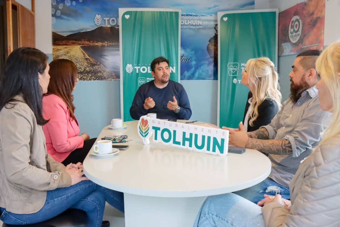 Tolhuin avanza en la regularización de viviendas con un histórico traspaso de tierras