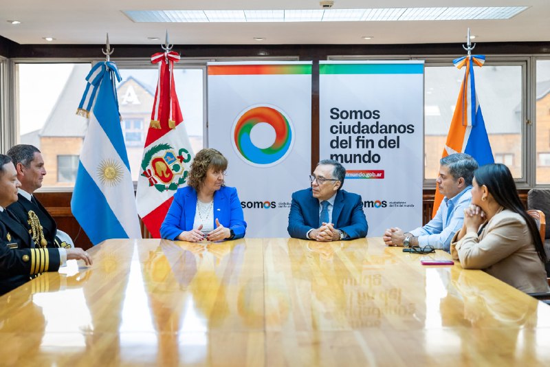 La Vicegobernadora Urquiza Recibió Al Embajador De Perú Y Al Comandante Del Buque Carrasco