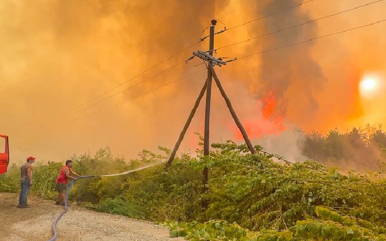 Tragedia Ambiental y Crisis Laboral: Los Incendios Avanzan en la Patagonia
