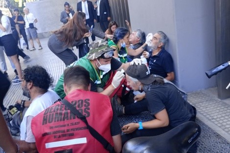 Represión policial contra jubilados: violencia y gases lacrimógenos en protesta frente al Congreso
