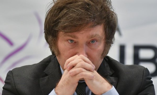 Javier Milei firma decreto para transformar el Banco Nación en una Sociedad Anónima