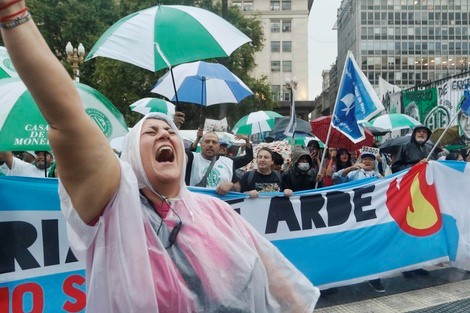 «Marcha de la Resistencia: Un grito colectivo por la memoria y la lucha en Plaza de Mayo»