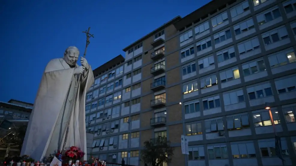 El Papa Francisco enfrenta un delicado estado de salud por neumonía bilateral, pero se mantiene estable sin nuevas complicaciones respiratorias