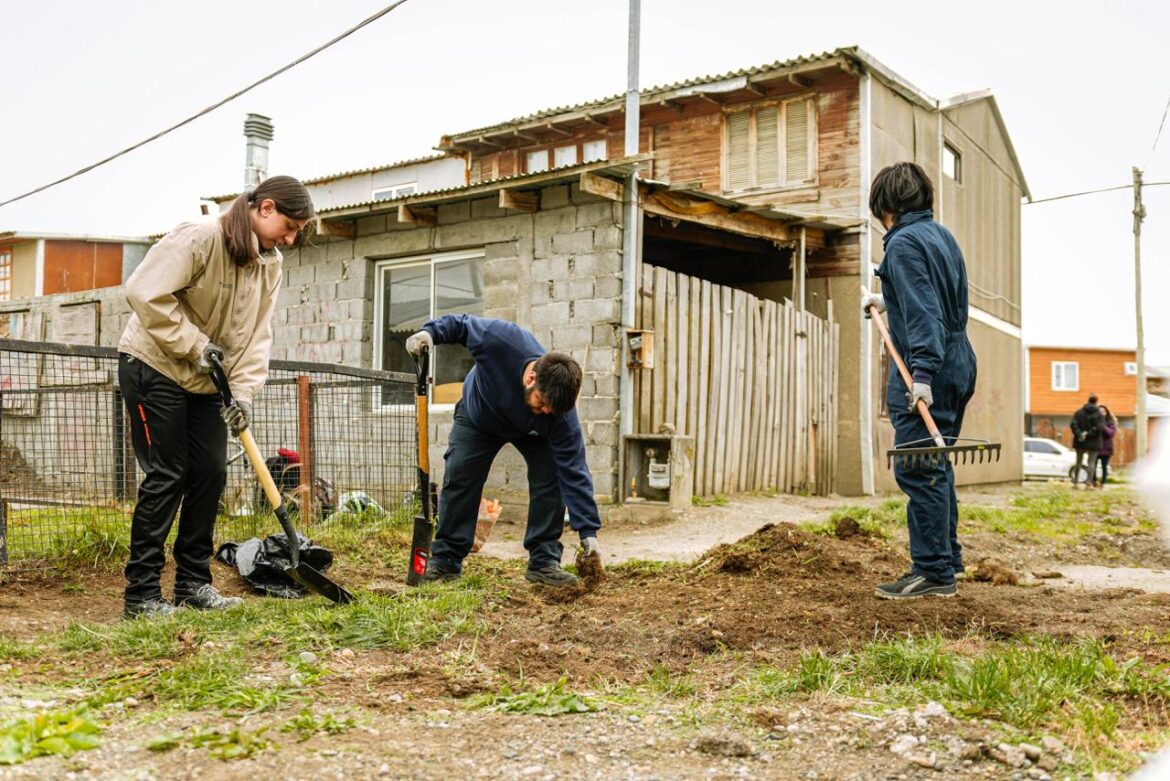 El Gobierno Provincial Encara Tareas De Mantenimiento Y Limpieza De Patios Internos En Río Grande