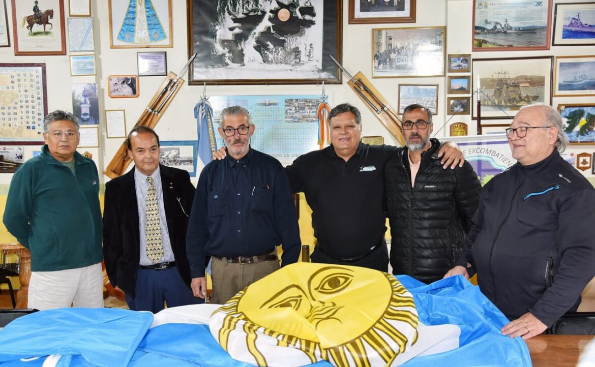 El IPRA Entregó Al Centro De Ex Combatientes De Malvinas De Ushuaia Los Pabellones Nacionales Que Flamearán En La Plaza Islas Malvinas
