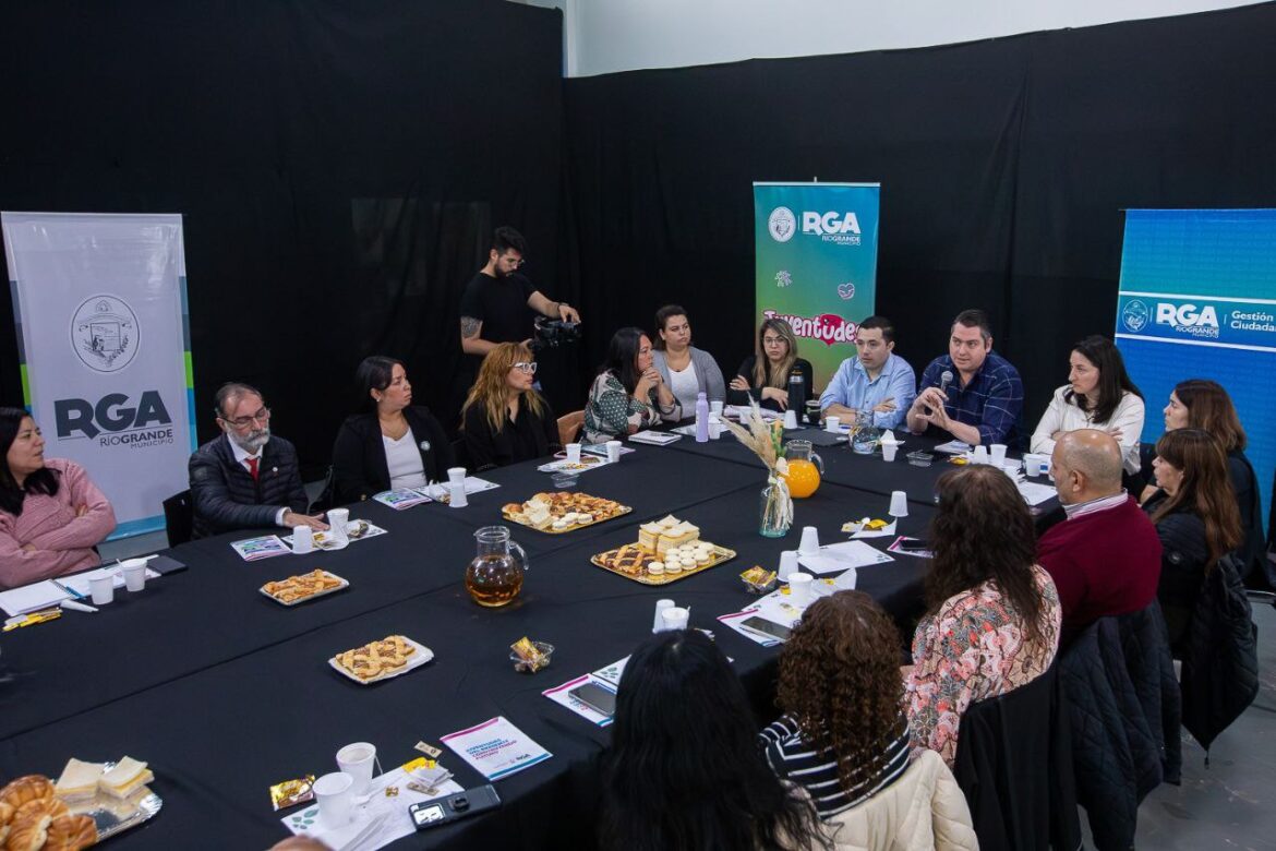 MUNICIPIO Y COLEGIOS SECUNDARIOS: UNIDOS POR EL BIENESTAR DE LAS JUVENTUDES RIOGRANDENSES