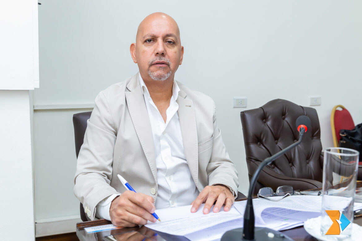 Villegas cuestionó la pretensión del gobernador de imponer por ley los salarios de docentes y trabajadores de la salud