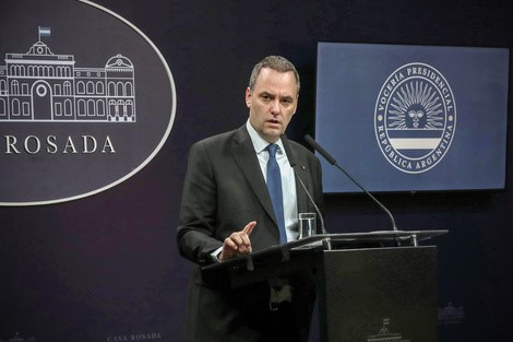 El Gobierno evalúa restringir el uso del micrófono en conferencias de prensa para «ordenar» las intervenciones periodísticas