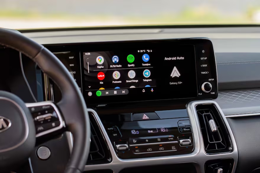 La Revolución Tecnológica en los Automóviles: Entretenimiento y Conectividad al Volante