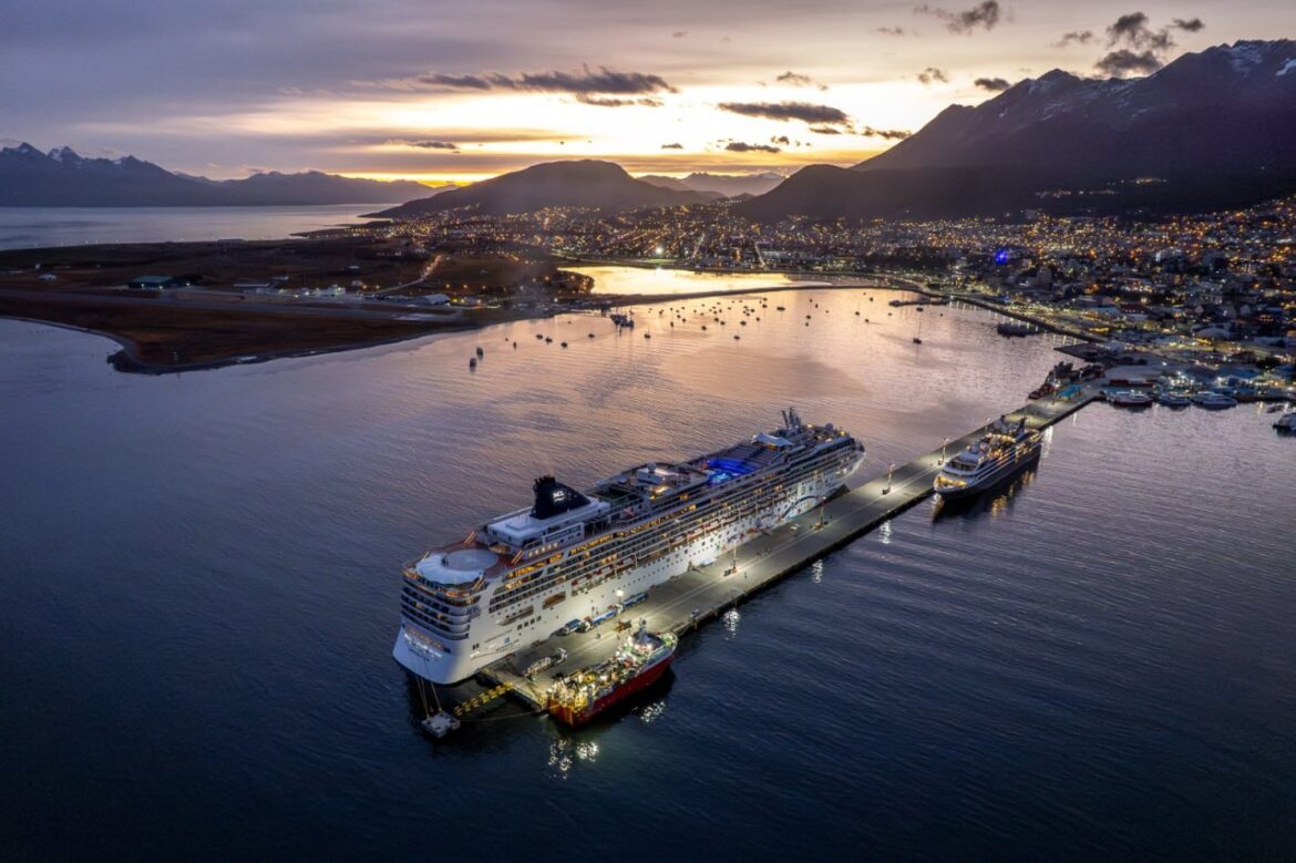 El Puerto De Ushuaia Fue Escenario De Una Exitosa Operación De Recambio De Pasajeros Del Norwegian Star