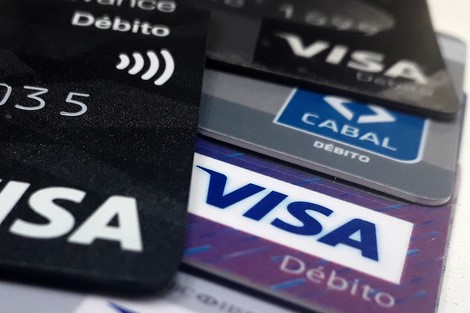 El Banco Central habilita pagos en dólares con tarjeta de débito y QR desde este viernes
