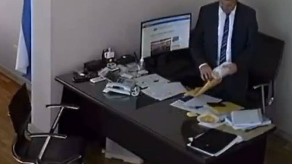 Revelan video de exsenador Kueider manejando grandes sumas de dinero en efectivo durante su gestión en Entre Ríos